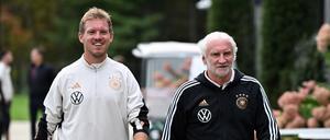 Julian Nagelsmann (l) und Rudi Völler, DFB-Sportdirektor, nach dem Training in den USA im Oktober 2023.