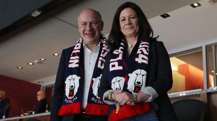 Berlins Regierender Bürgermeister Kai Wegner mit Freundin Katharina Günther-Wünsch als Zuschauer bei einem Spiel der Eisbären Berlin.