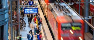 Der RE5 von Rostock nach Elsterwerda fährt am Berliner Hauptbahnhof ein. 
