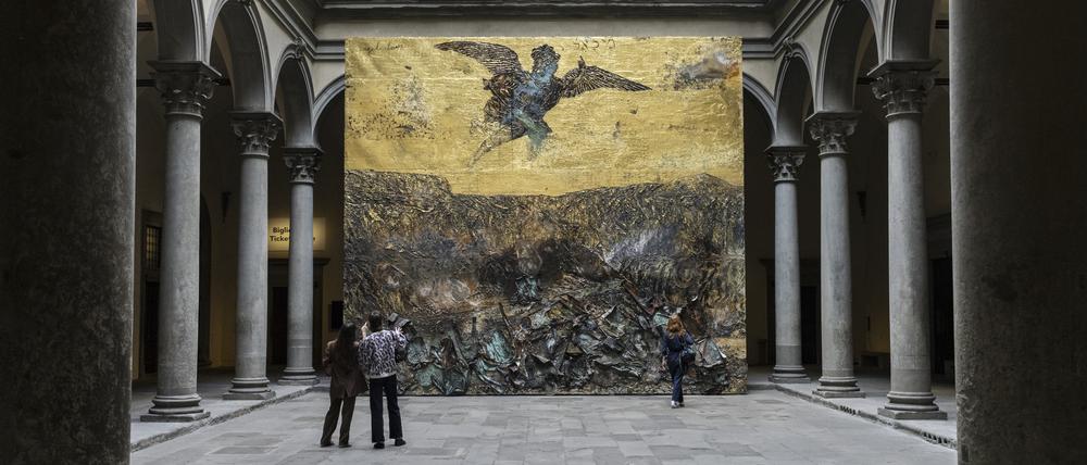 Anselm Kiefers Monumentalbild „Gefallene Engel“ steht frei im zentralen Renaissance-Innenhof des Palastes.