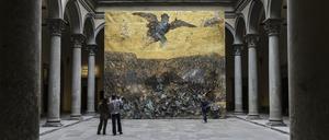 Anselm Kiefers Monumentalbild „Gefallene Engel“ steht frei im zentralen Renaissance-Innenhof des Palastes. 