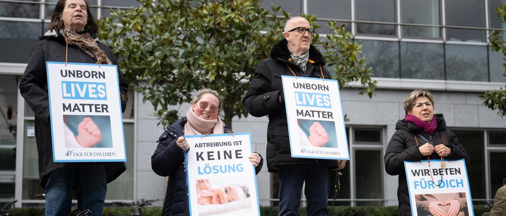 Abtreibungsgegner der Aktion «40 Tage für das Leben» beten während der Fastenzeit bundesweit vor der Schwangerschaftsberatung Pro Familia.
