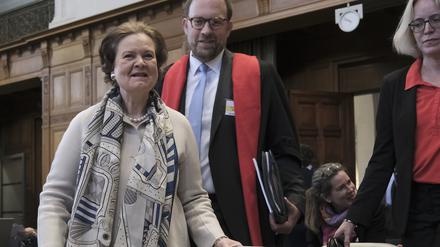 Tania von Uslar-Gleichen (l), Justiziarin und Leiterin der Rechtsabteilung des Auswärtigen Amtes von Deutschland, und Christian J. Tams, Mitglied des deutschen Anwaltsteams, treffen zu einer zweitägigen Anhörung vor dem Internationalen Gerichtshof ein.