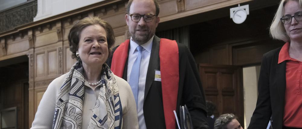 Tania von Uslar-Gleichen (l), Justiziarin und Leiterin der Rechtsabteilung des Auswärtigen Amtes von Deutschland, und Christian J. Tams, Mitglied des deutschen Anwaltsteams, treffen zu einer zweitägigen Anhörung vor dem Internationalen Gerichtshof ein.