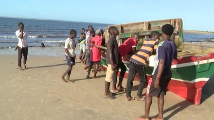 Dieses Boot kenterte vor der Küste von Mosambik.