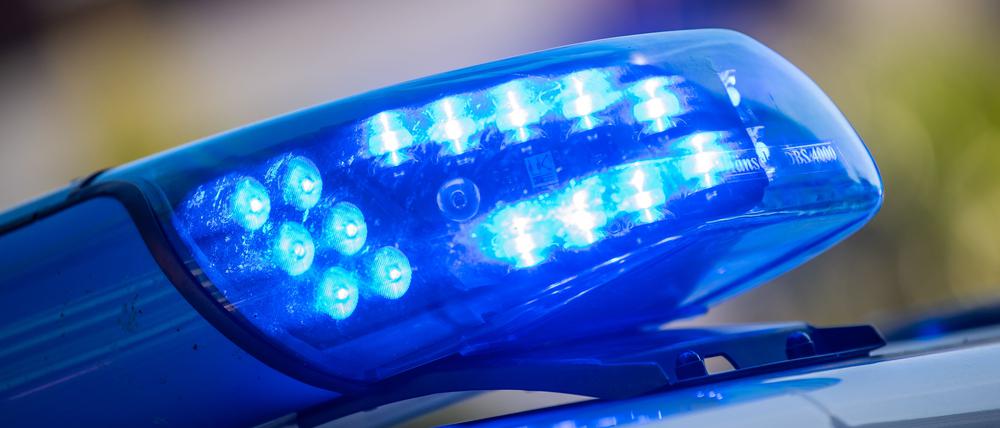SYMBOLBILD - 11.08.2022, Niedersachsen, Vechta: Ein Blaulicht ist auf dem Dach eines Polizeifahrzeugs zu sehen. (zu dpa: «Nach tödlichem Angriff in Magdeburg: Ermittlungen laufen weiter») Foto: Lino Mirgeler/dpa +++ dpa-Bildfunk +++