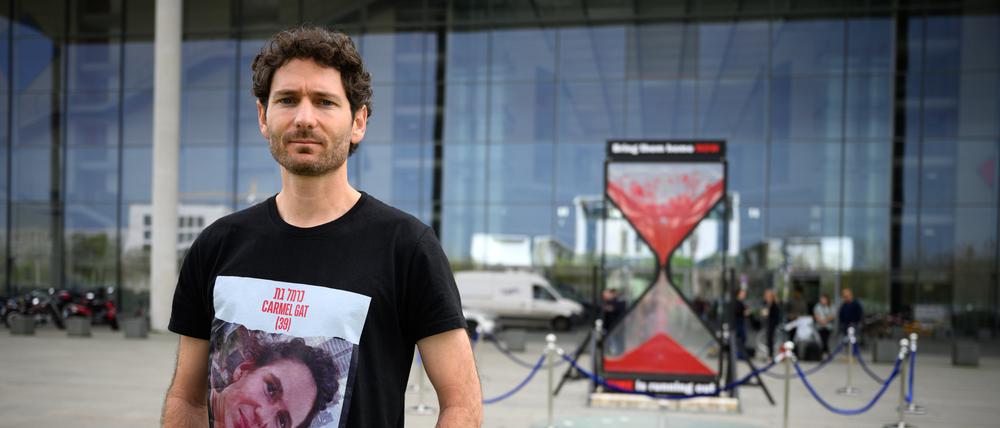 Alon Gat, Bruder der noch entführten Geisel Carmel Gat und Ehemann der inzwischen befreiten Geisel Yarden Roman-Gat, steht bei einer Protestaktion von israelischen Angehörigen von Hamas-Geiseln vor dem Paul-Löbe-Haus am Deutschen Bundestag.