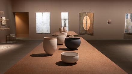 Blick in das Untergeschoss der Ausstellung “Studio Mumbai“ mit Bildern aus dem Büro von Bijoy Jain und Keramiken von Alev Ebüzziya Siesbye.