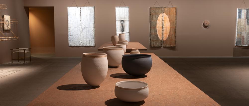 Blick in das Untergeschoss der Ausstellung “Studio Mumbai“ mit Bildern aus dem Büro von Bijoy Jain und Keramiken von Alev Ebüzziya Siesbye.