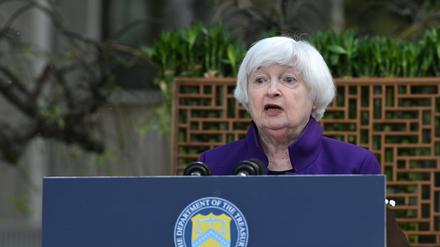 08.04.2024, China, Peking: US-Finanzministerin Janet Yellen spricht zu Journalisten. Die 77-Jährige beendete am Montag ihren mehrtägigen China-Besuch, bei dem sie hochrangige Vertreter der chinesischen Regierung traf.