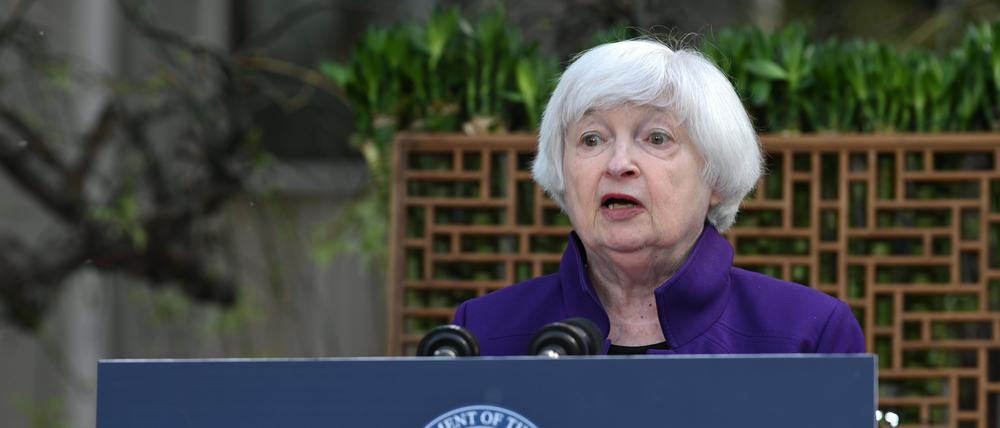 08.04.2024, China, Peking: US-Finanzministerin Janet Yellen spricht zu Journalisten. Die 77-Jährige beendete am Montag ihren mehrtägigen China-Besuch, bei dem sie hochrangige Vertreter der chinesischen Regierung traf.