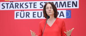 SPD-Spitzenkandidatin für die Europawahl Katarina Barley hält eine kurze Rede, hinter ihr der Wahlkampf-Slogan Deutschlands stärkste Stimmen für Europa .