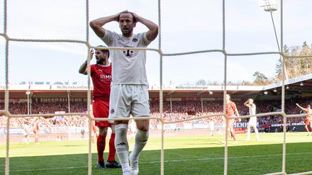 Harry Kane ärgert sich über die verpasste Chance beim Spiel gegen Heidenheim