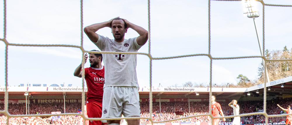 Harry Kane ärgert sich über die verpasste Chance beim Spiel gegen Heidenheim