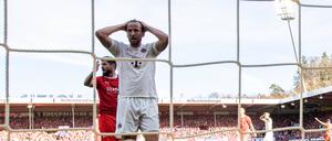 Harry Kane ärgert sich über die verpasste Chance beim Spiel gegen Heidenheim