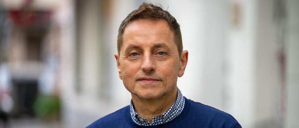 08.04.2024, Berlin: Thomas de Vachroi, erster Armutsbeauftragter der Evangelischen Kirche Berlin-Brandenburg-schlesische Oberlausitz (EKBO), steht vor der Pressekonferenz zu seiner Beauftragung vor der Tee- und Wärmestube Neukölln. Foto: Soeren Stache/dpa +++ dpa-Bildfunk +++