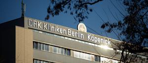 Der Schriftzug der Kliniken Berlin-Köpenick des Deutschen Roten Kreuzes (DRK) ist auf einem Klinikgebäude zu sehen.