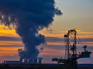 Wasserdampf im Sonnenuntergang aus den Kühltürmen des Kraftwerkes Jänschwalde in der Lausitz 