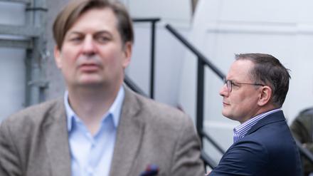 Tino Chrupalla (r), AfD-Bundesvorsitzender und Fraktionsvorsitzender der AfD, und Maximilian Krah, AfD-Spitzenkandidat für die Europawahl, stehen während einer Kundgebung ihrer Partei auf dem Schlossplatz in Dresden.