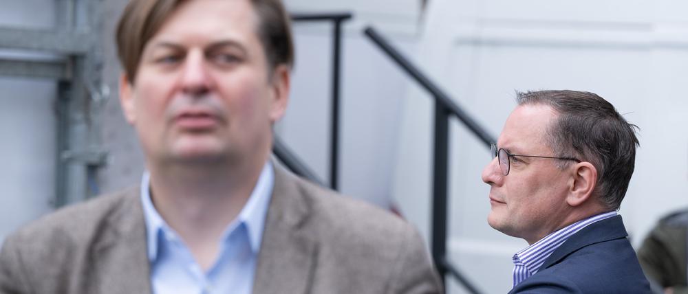 Tino Chrupalla (r), AfD-Bundesvorsitzender und Fraktionsvorsitzender der AfD, und Maximilian Krah, AfD-Spitzenkandidat für die Europawahl, stehen während einer Kundgebung ihrer Partei auf dem Schlossplatz in Dresden.