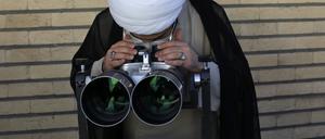 Ein Geistlicher am Imam-Ali-Observatorium sucht den Himmel mit einem Teleskop nach dem Neumond ab, der den Beginn des heiligen islamischen Fastenmonats Ramadan signalisiert, Qom, Iran (Archivbild).