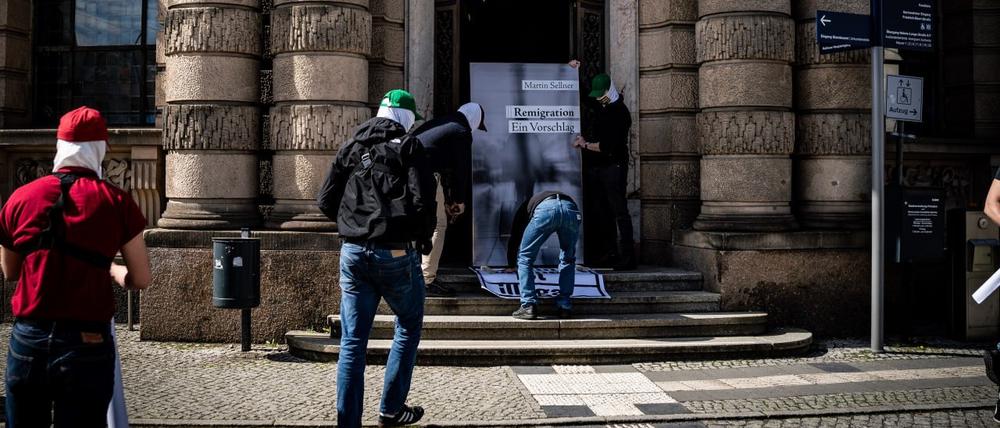 Propagandaaktion der rechtsextremistischen „Identitären Bewegung“ vor dem Stadthaus. 