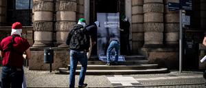 Propagandaaktion der rechtsextremistischen „Identitären Bewegung“ vor dem Stadthaus.