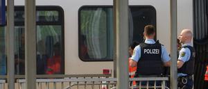 08.04.2024, Rheinland-Pfalz, Lahnstein: Polizeibeamte stehen am Bahnhof in Niederlahnstein vor einem Zug. In der Regionalbahn hat es einen Messerangriff auf einen Fahrgast gegeben, der dabei schwer verletzt wurde.