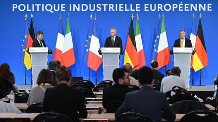 Deutschlands Vizekanzler und Minister für Wirtschaft und Klimaschutz, Robert Habeck (L), Frankreichs Minister für Wirtschaft und Finanzen Bruno Le Maire (M) und Italiens Minister für Wirtschaft und „Made in Italy“ Adolfo Urso (R) sprechen während eines trilateralen Treffens zur europäischen Industriepolitik in Meudon.