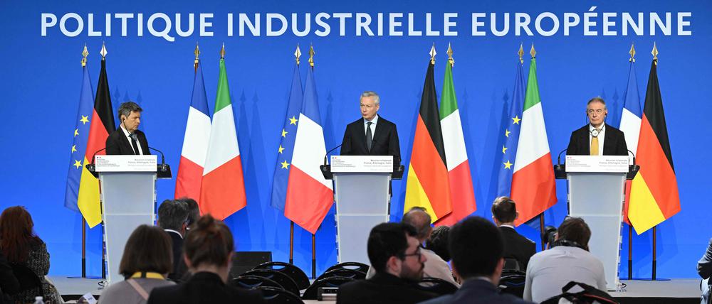 Deutschlands Vizekanzler und Minister für Wirtschaft und Klimaschutz, Robert Habeck (L), Frankreichs Minister für Wirtschaft und Finanzen Bruno Le Maire (M) und Italiens Minister für Wirtschaft und „Made in Italy“ Adolfo Urso (R) sprechen während eines trilateralen Treffens zur europäischen Industriepolitik in Meudon.