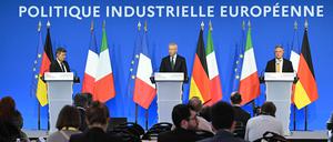 Deutschlands Vizekanzler und Minister für Wirtschaft und Klimaschutz, Robert Habeck (L), Frankreichs Minister für Wirtschaft und Finanzen Bruno Le Maire (M) und Italiens Minister für Wirtschaft und „Made in Italy“ Adolfo Urso (R) sprechen während eines trilateralen Treffens zur europäischen Industriepolitik in Meudon.