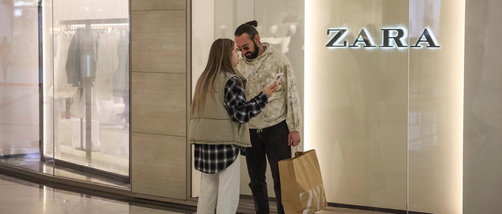 Das Modeunternehmen Zara bewirbt seine Produkte mit einem Spot, der mit spanisch-katholischer Ästhetik spielt. Doch das gefällt nicht jedem.