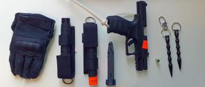 Bei fünf jungen Männern hat die Polizei am Freitag in Kreuzberg mehrere Waffen gefunden und beschlagnahmt.