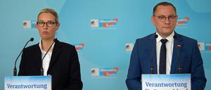 Alice Weidel und Tino Chrupalla, Fraktionsvorsitzende AFD, sprechen vor der Sitzung der Bundestagsfraktion.