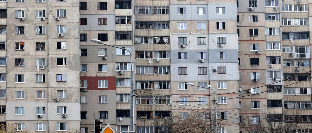 Blick auf ein durch einen Raketenangriff beschädigtes Wohnhaus in Charkiw.