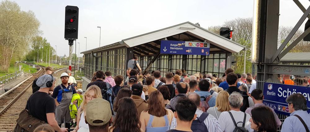 Fahrgäste strömen am S-Bahnhof Schöneweide in Richtung Ausgang.