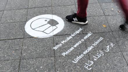 Graffito mit Hinweis zur Maskenpflicht.