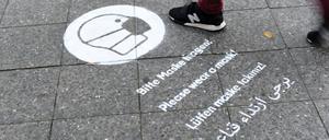 Graffito mit Hinweis zur Maskenpflicht.