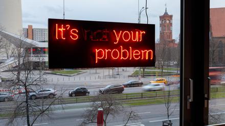 Geht es uns was an? Neonschriftzug des Künstlers Anton Shebetko am Fenster der Neuen Gesellschaft für bildende Kunst.