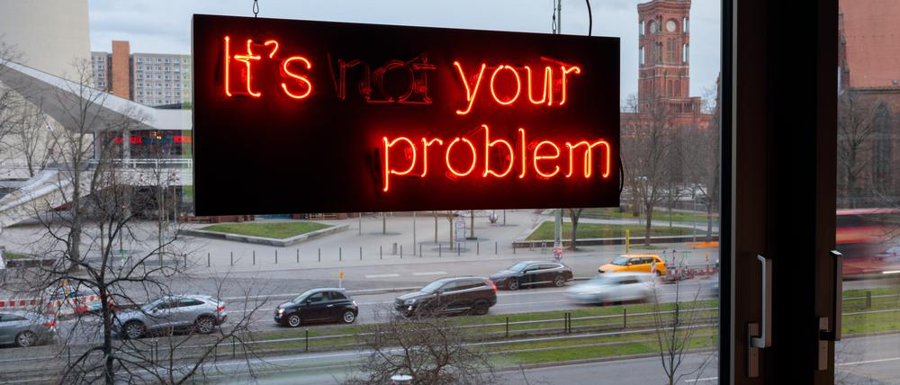 Geht es uns was an? Neonschriftzug des Künstlers Anton Shebetko am Fenster der Neuen Gesellschaft für bildende Kunst.
