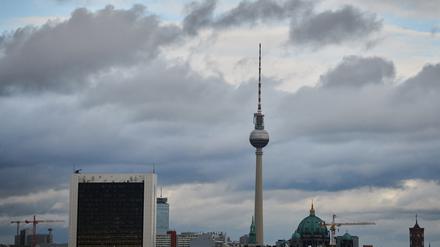 Wolken ziehen am Fernsehturm vorbei.  