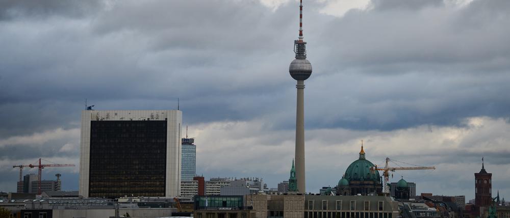 Wolken ziehen am Fernsehturm vorbei.