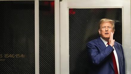 Donald Trump, ehemaliger Präsident der USA, spricht im März in einem Flur vor einem Gerichtssaal, in dem er einer Anhörung vor dem New Yorker Strafgericht beiwohnt. 