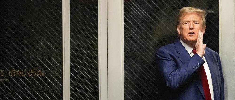 Donald Trump, ehemaliger Präsident der USA, spricht im März in einem Flur vor einem Gerichtssaal, in dem er einer Anhörung vor dem New Yorker Strafgericht beiwohnt.