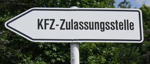 Wegweiser zur Kfz-Zulassungsstelle Wegweiser zur Kfz-Zulassungsstelle, 08.06.2022, Tempelhof, Jüterboger Strasse, Berlin, Ein Wegweiser zeigt zur Kfz-Zulassungsstelle in der Jüterboger Strasse von Berlin. *** Signpost to the car registration office Signpost to the car registration office, 08 06 2022, Tempelhof, Jüterboger Strasse, Berlin, A signpost points to the car registration office in the Jüterboger Strasse of Berlin 