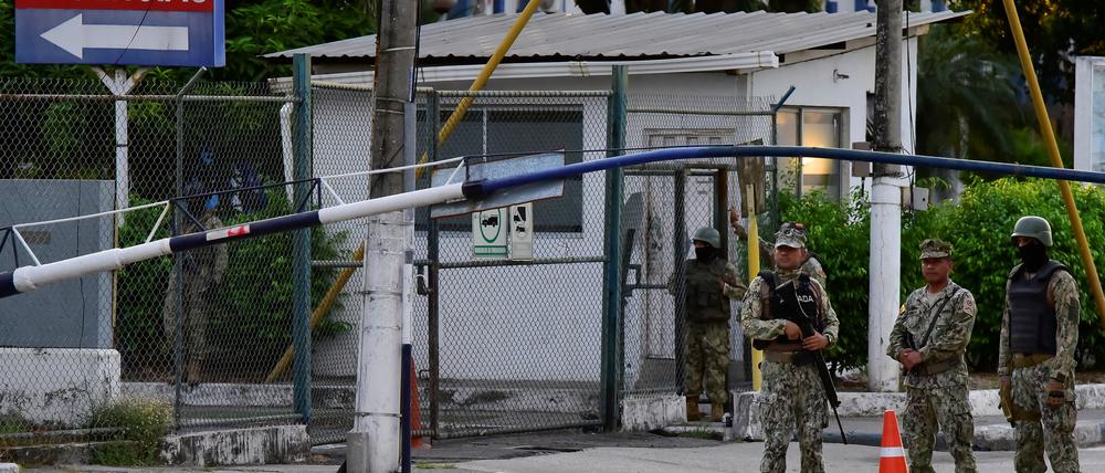 Mitglieder der ecuadorianischen Marine sind am Haupteingang des Marinekrankenhauses zu sehen, in das der in Ecuador inhaftierte ehemalige Vizepräsident Jorge Glas eingeliefert wurde.