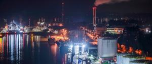 Industrieanlagen am Nord-Ostsee-Kanal bei Kiel