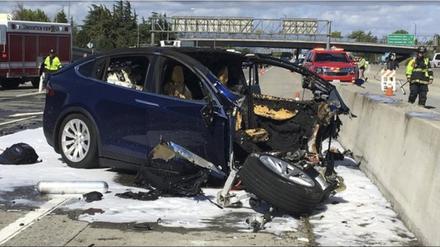 Ein Videostandbild zeigt die Unfallszene nach einem tödlichen Unfall mit einem Tesla-Elektroauto auf dem Highway 101 bei Mountain View.