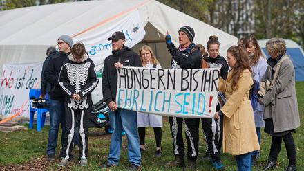 Der Hungerstreik zweier Klimaaktivisten im Berliner Regierungsviertel spitzt sich zu. Er sei bereit, seinen Hungerstreik bis zum Aeussersten zu eskalieren, sollte Bundeskanzler Olaf Scholz SPD nicht auf ihre Forderungen eingehen, sagte der Ingenieur Wolfgang Metzeler-Kick am Freitag auf einer Pressekonferenz in Berlin. Der 49-Jaehrige verlangt gemeinsam mit dem 57-jaehrigen Richard Cluse, einem Ingenieur aus Potsdam, vom Kanzler eine Regierungserklaerung, in der er die Klimakatastrophe als existentielle Menschheitskrise anerkennt und die Notwendigkeit eines radikalen Umsteuerns in der Klimapolitik einraeumt. Im Foto: Nach der Pressekonferenz ging der Ingenieur Wolfgang Metzeler-Kick mit Unterstuetzern und Unterstuetzerinnen durch das Regi Copyright: epd-bild/ChristianxDitsch D24D0405HungerstreikKlima111140