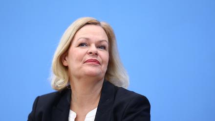 Innenministerin Nancy Faeser hat gut verhandelt. Ihre Bundespolizei und das Bundeskriminalamt bekommen 2025 mehr Geld zur Verfügung.